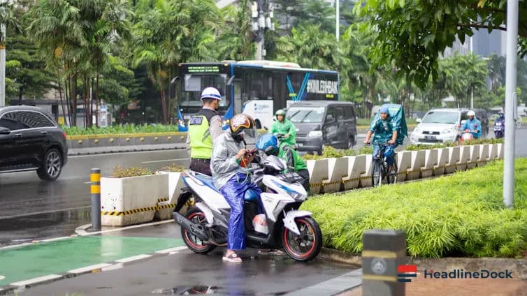 Jakarta's Ojol Drivers Struggle Against Extreme Weather and Unforgiving Algorithms