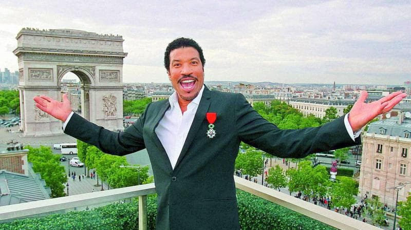 Lionel Richie Postpones Tour Dates After Experiencing Health Scare Mid-Concert