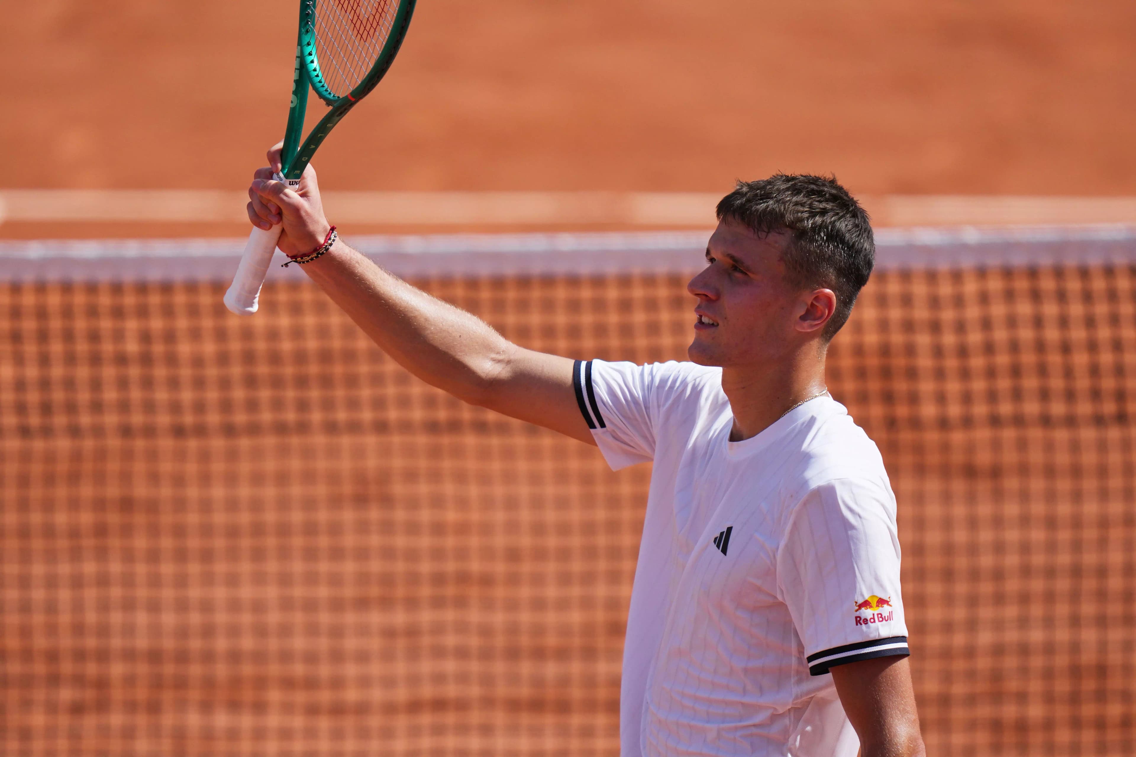 Mensik Calls for Cautious Play Amid Extreme Heat in French Open