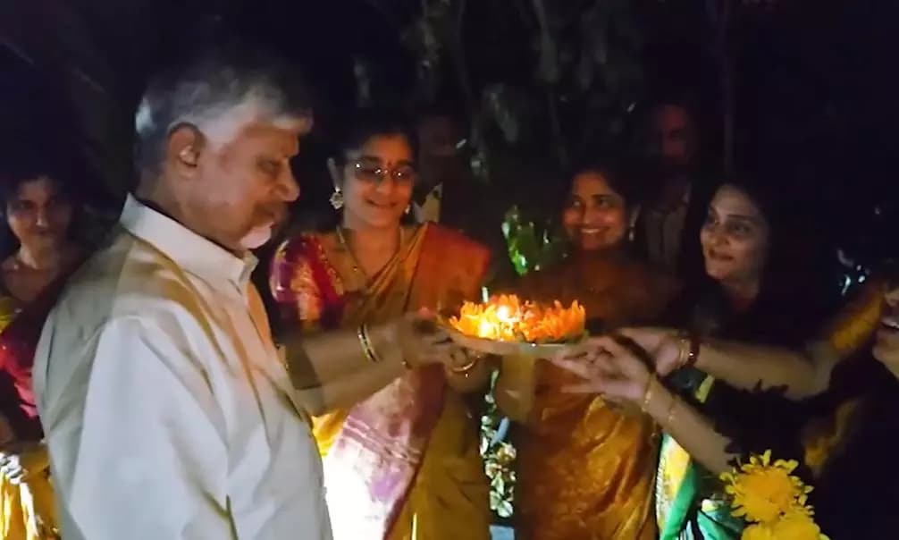CM Chandrababu Naidu Receives Warm Welcome from Telugu Diaspora in Singapore