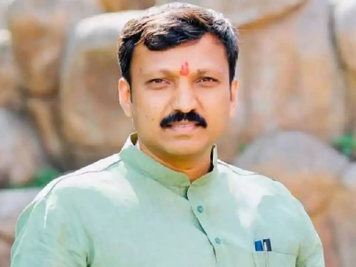 Shiv Sena (UBT) Workers Issue Warning to Potential Defectors in Dharashiv