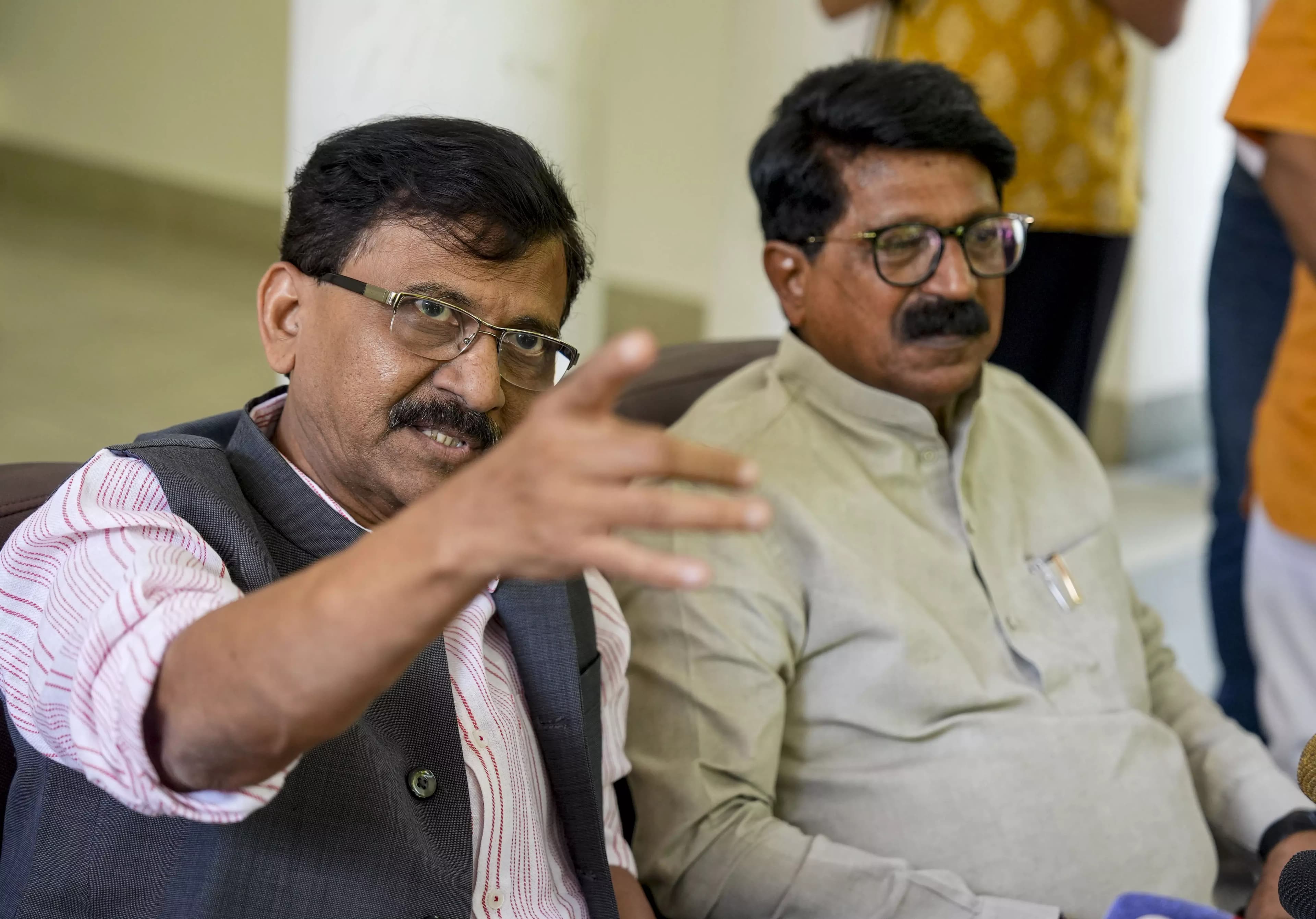Sanjay Raut Alleges Rebel Sena MPs Received Rs 10 Crore and Relocated
