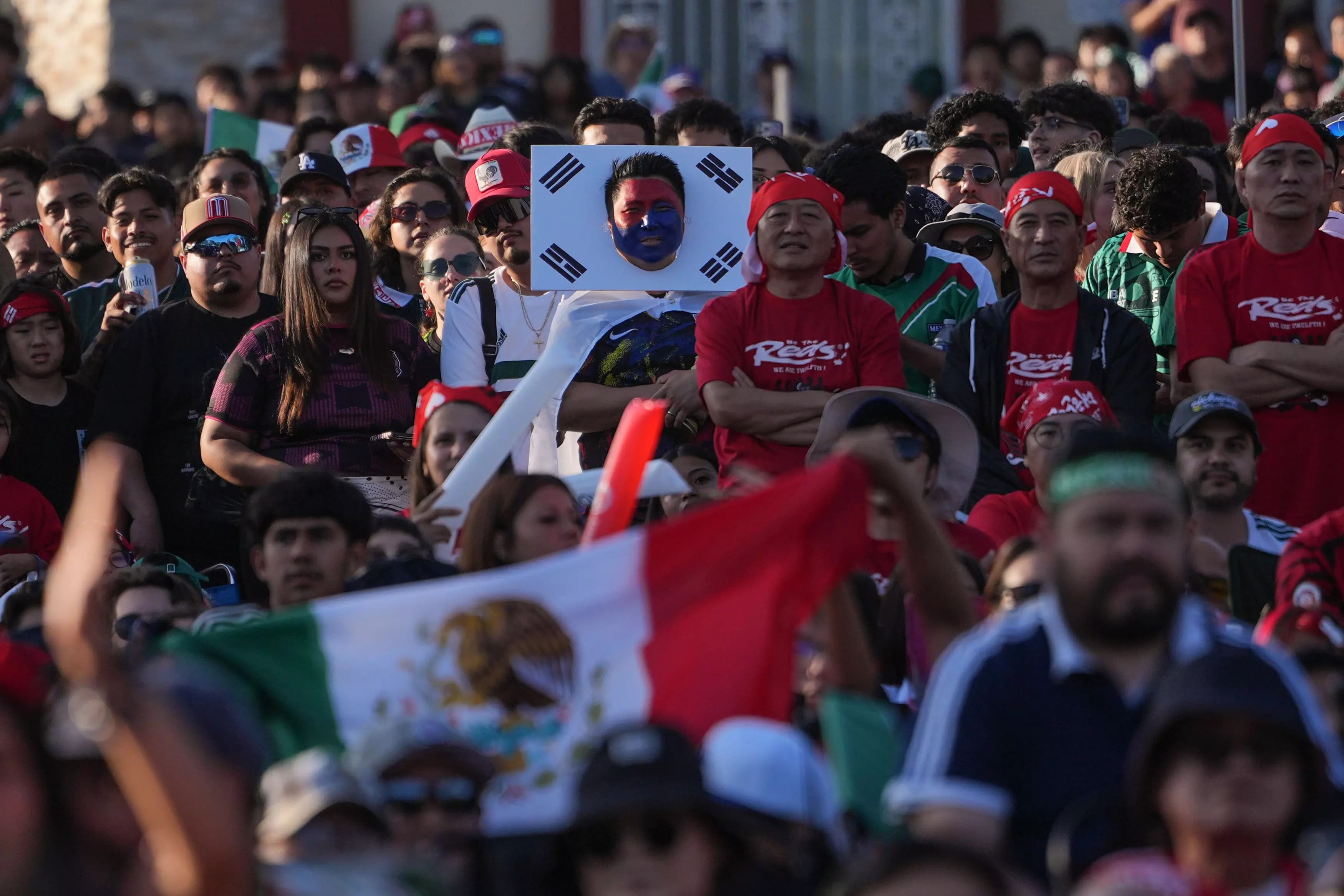 Mexico First to Reach World Cup Knockout Stage After Beating South Korea