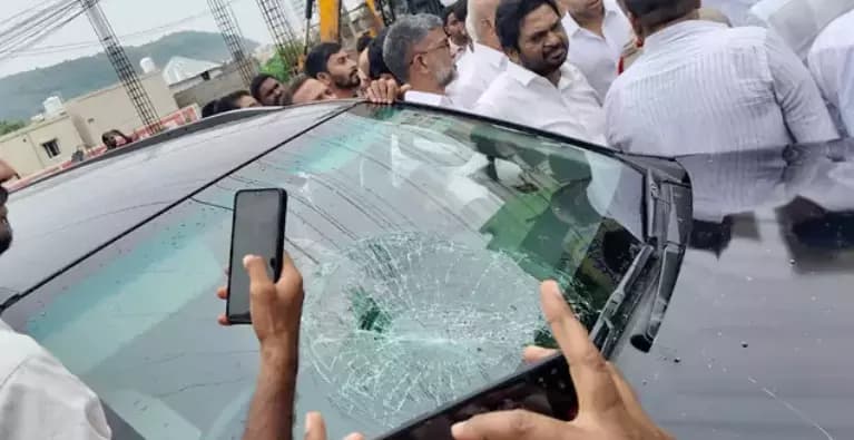Tense Clash in Amaravati Between Farmers and YSRC Activists During Rally