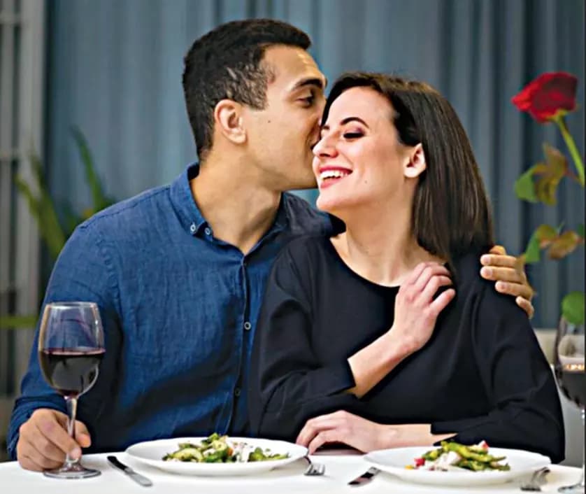 Modern Couples Redefining the Date Check Split and Financial Equality