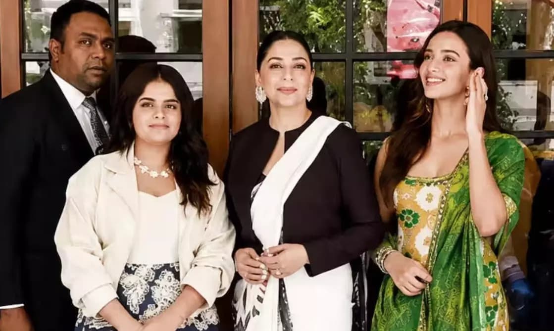 Dharna Durga Snubbed as Co-Stars Ignore Her in Bollywood Premiere
