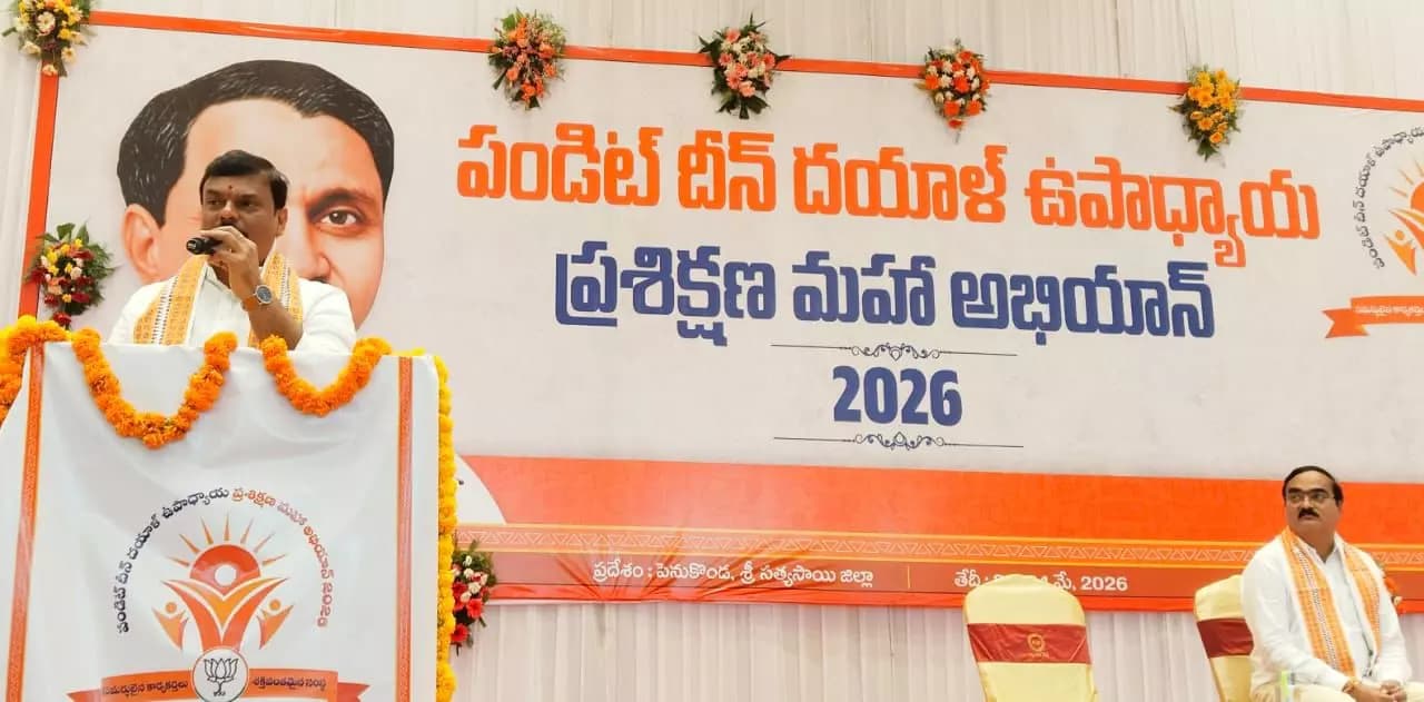 Central Government Unveils ₹10 Lakhs Collateral-Free Loans for DWCRA Women