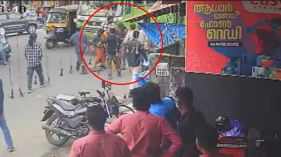 Compassionate Kerala Tea Vendor Saves Woman's Dignity After Serious Road Accident