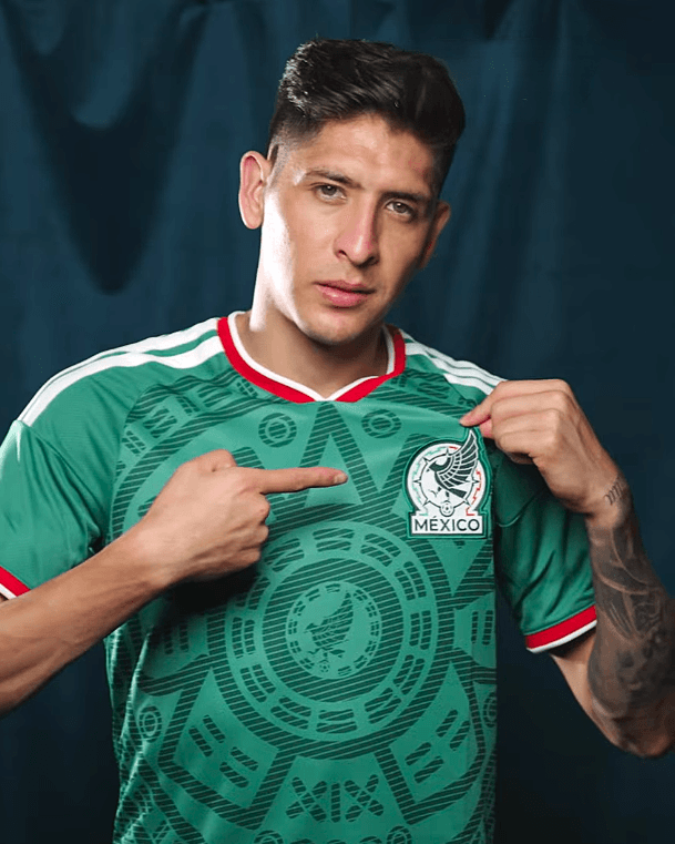 Edson Álvarez Prepared to Step In as César Montes Faces Last-Minute Injury Doubt